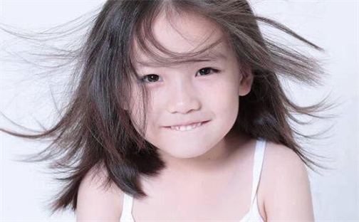 何姓才华横溢的女生名字